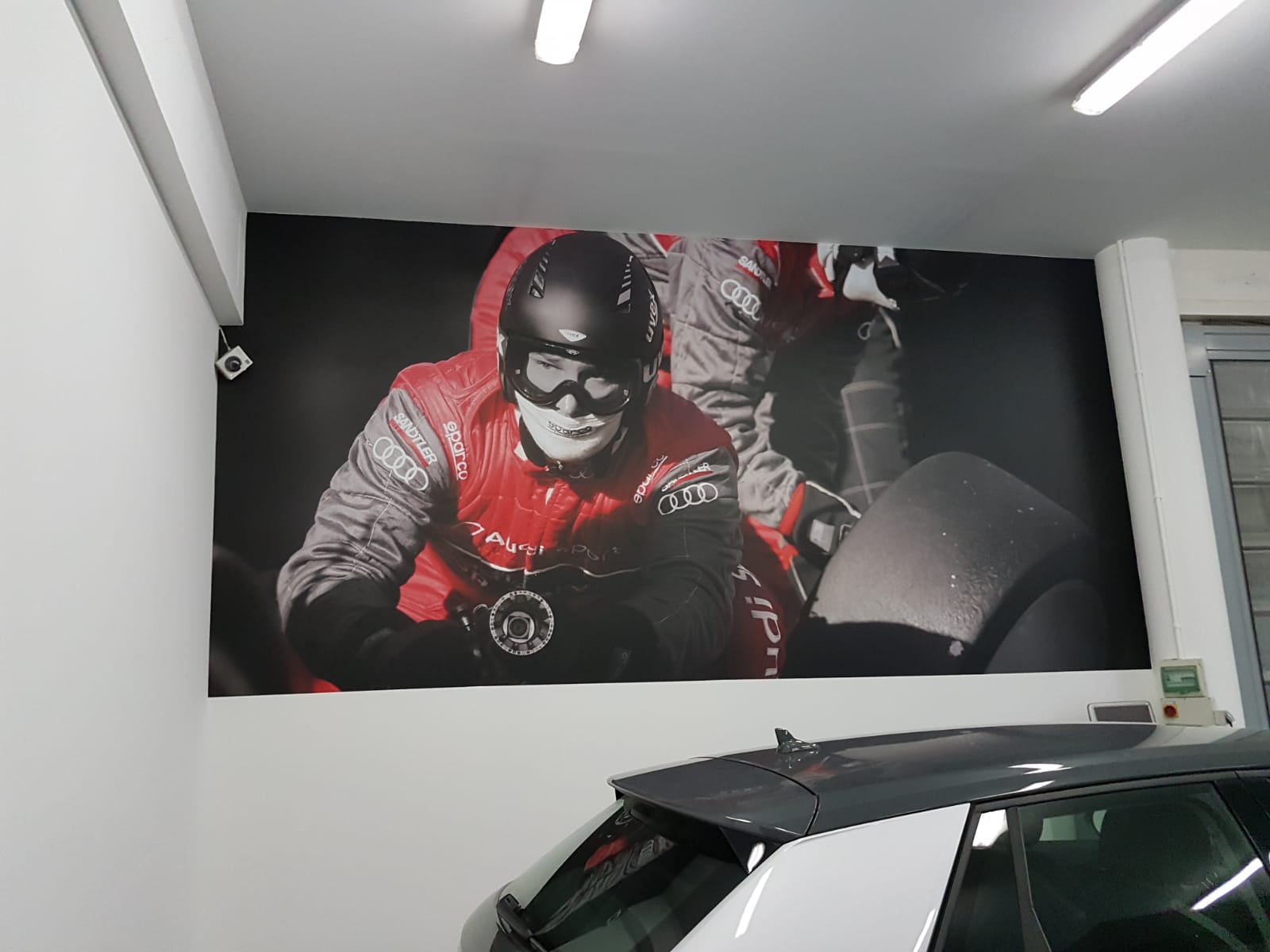 Vinilo decorativo sobre pared — Audi