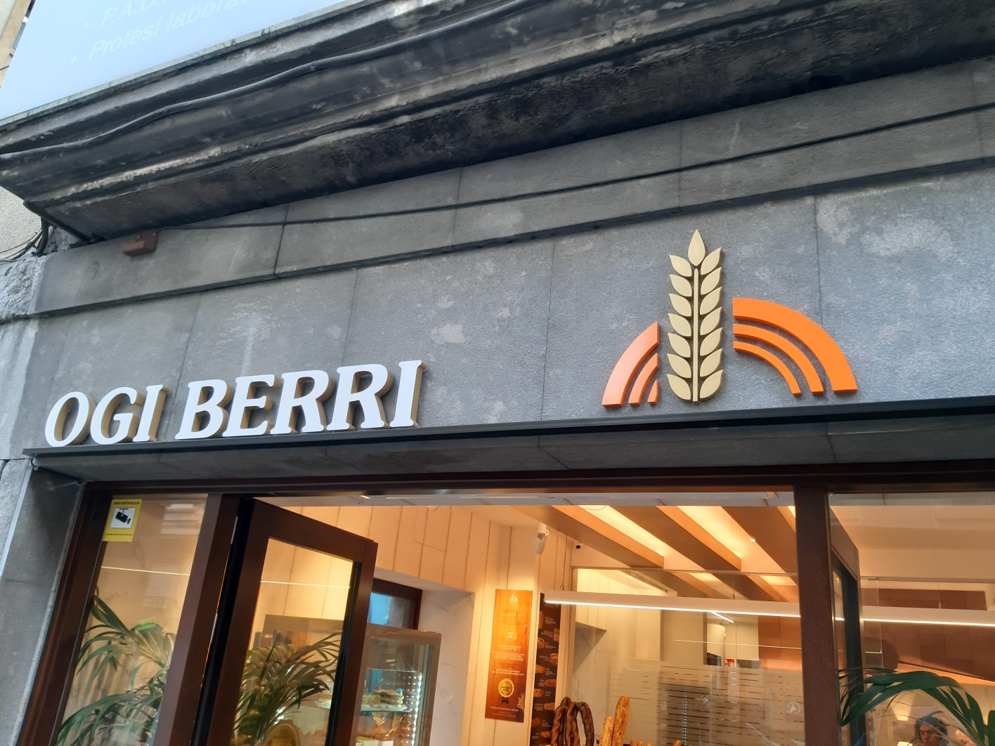 Letras corpóreas retroiluminadas — Ogi Berri