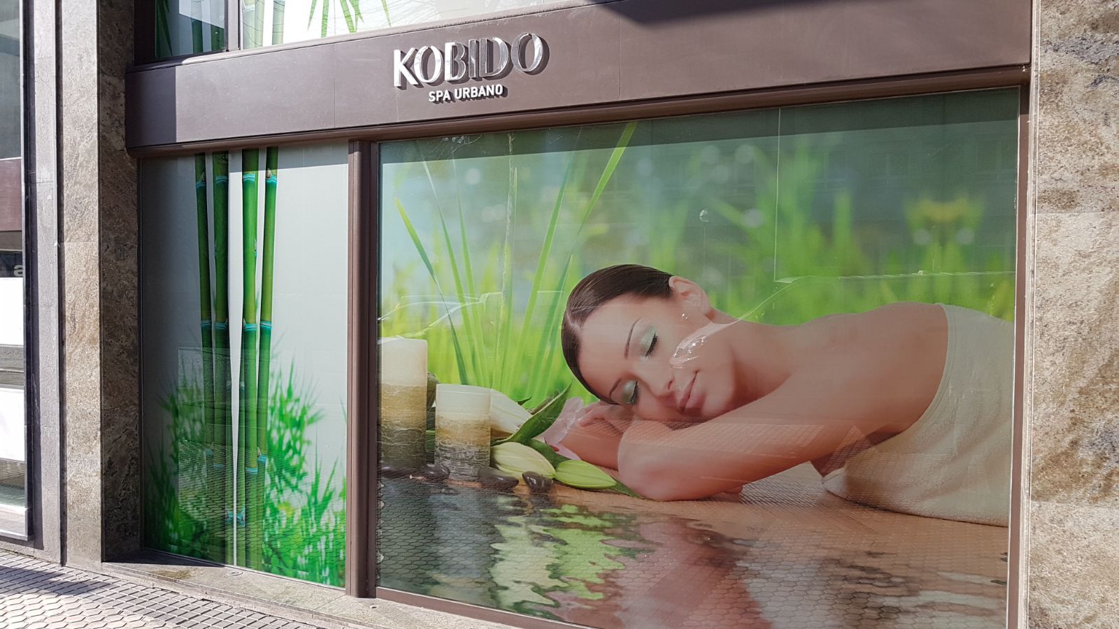 Letras corpóreas efecto espejo e impresión digital sobre cristal — Kobido