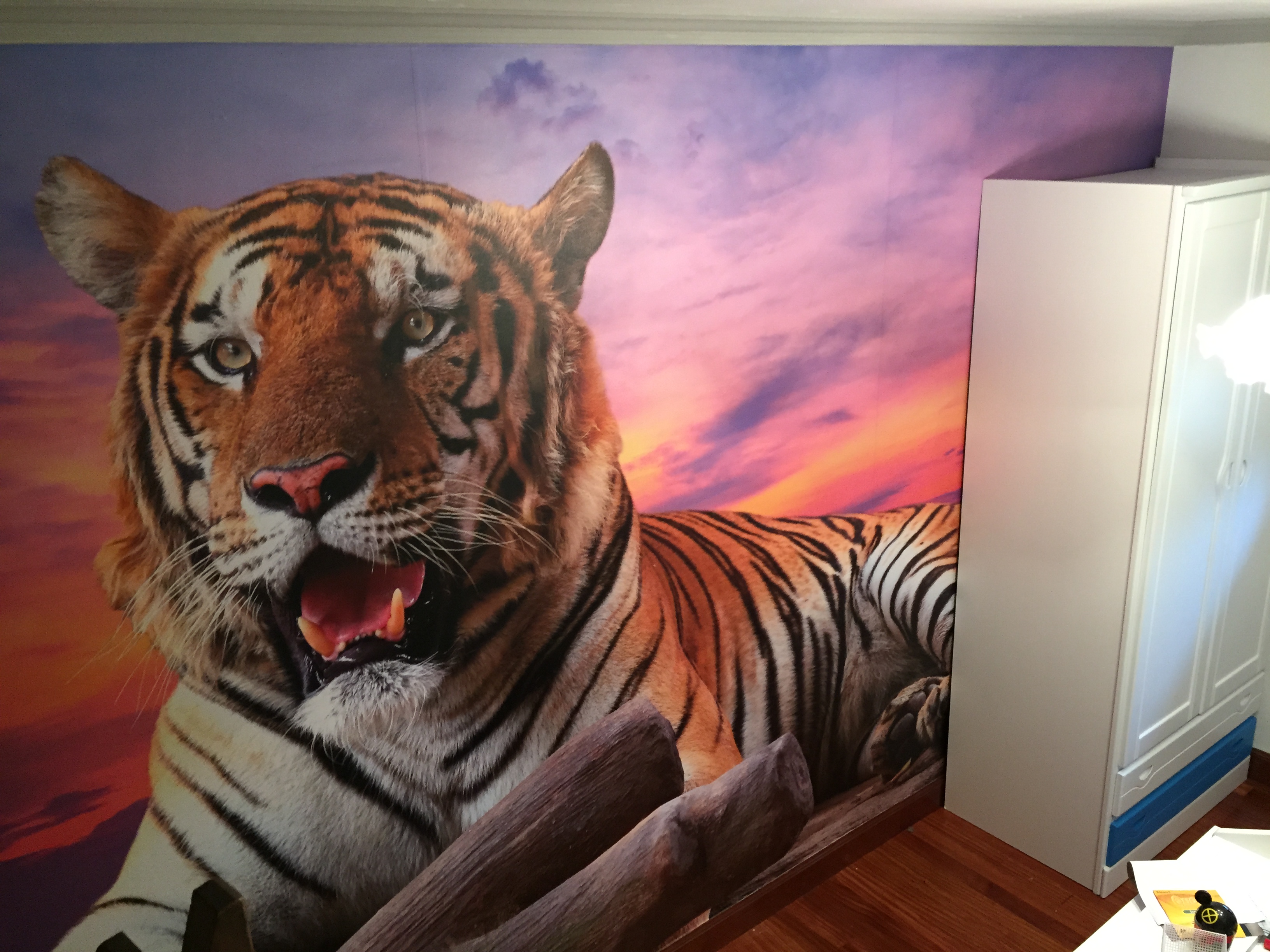 Vinilo decorativo sobre pared en habitación