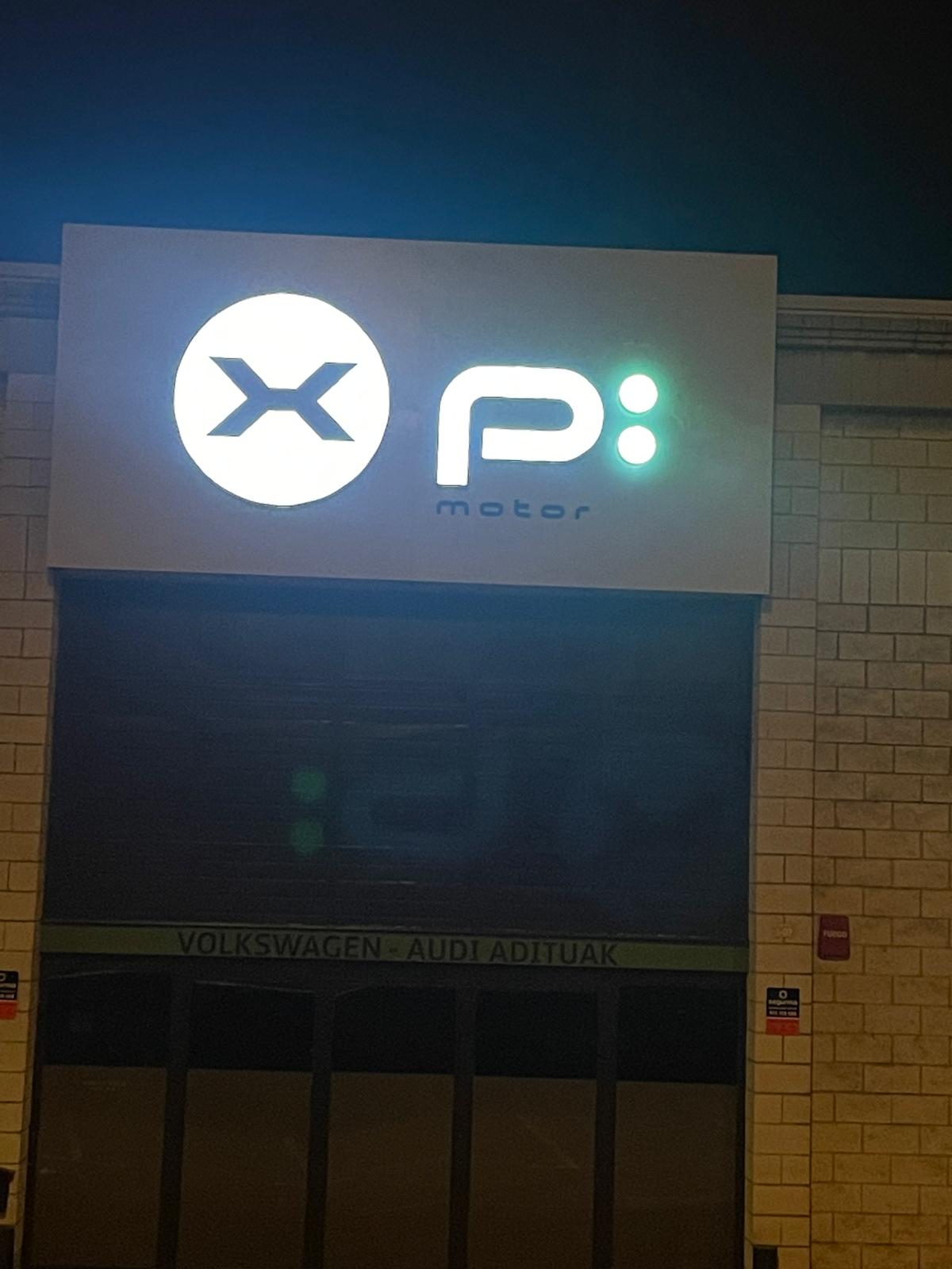 Rótulo luminoso corporativo — vista nocturna